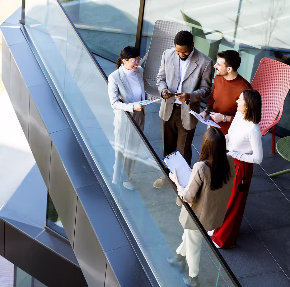 Équipes en discussion professionnelle